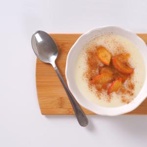 Rice pudding with apple, cinnamon and pistachio nuts: